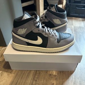 JORDAN 1’s CEMENT GREY